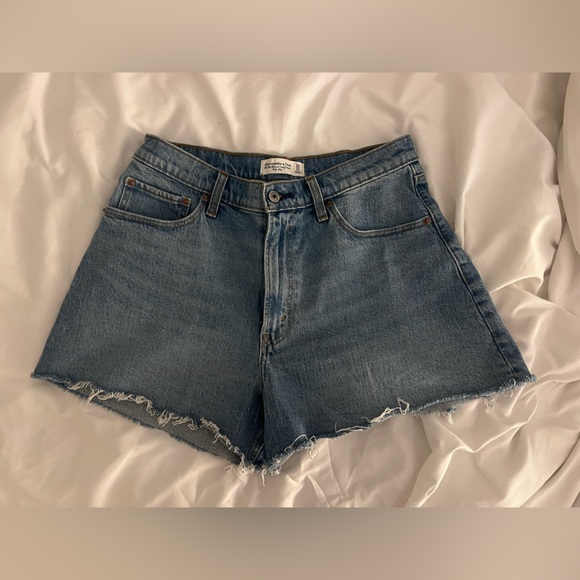 Abercrombie 90s Relaxed Cutoff High Rise Jean Shorts - Picture 1 of 2
